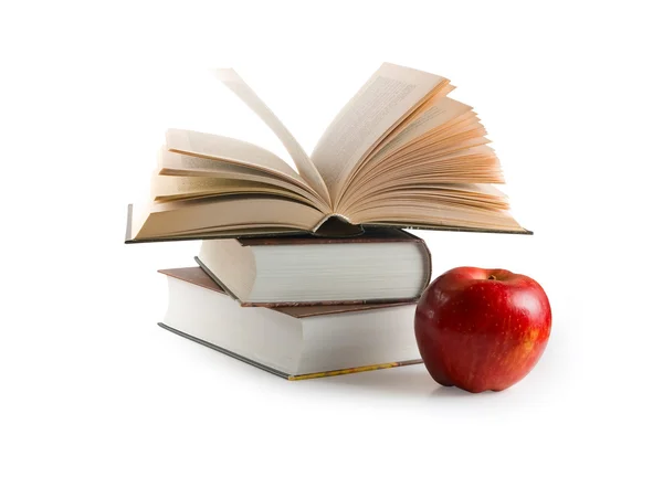 Červené jablko a knihy (s ořezovou cestou) — Stock fotografie