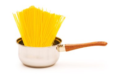 Spagetti pot üzerinde beyaz izole