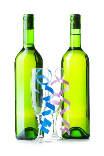 Garrafa de vinho e vidro com streamer — Fotografia de Stock