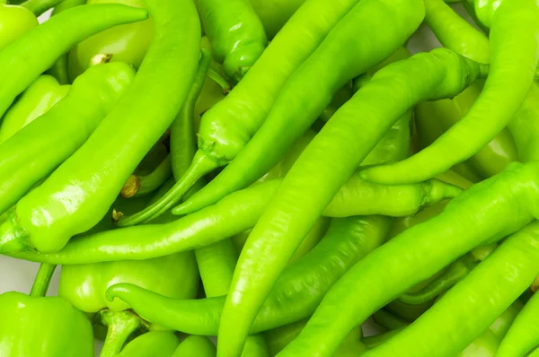 Many green hot peppers arranged at the m — Stock Photo, Image