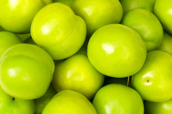 Green apples arranged on the market stan — Stock Photo, Image