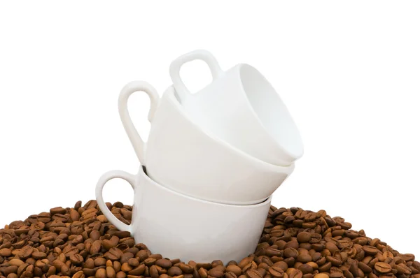 Filiżanki i ziarna kawy na białym tle na wh — Zdjęcie stockowe