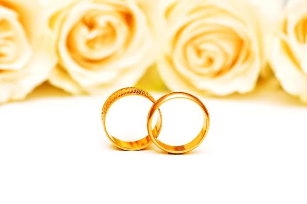 Розы и свадебные кольца изолированы — стоковое фото