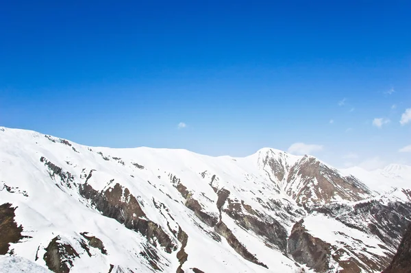 Zimní hory na jasný slunečný den — Stock fotografie
