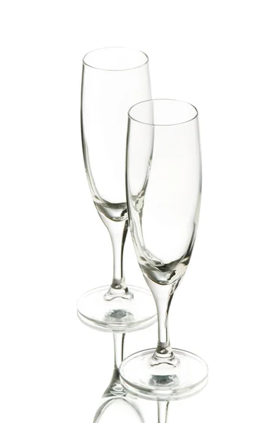 白で隔離される 2 つのワイングラス — ストック写真