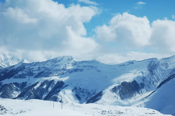 Kışın kar altında yüksek mountaints — Stok fotoğraf