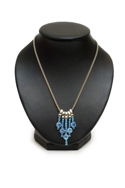 Halskette mit blauen Steinen isoliert — Stockfoto