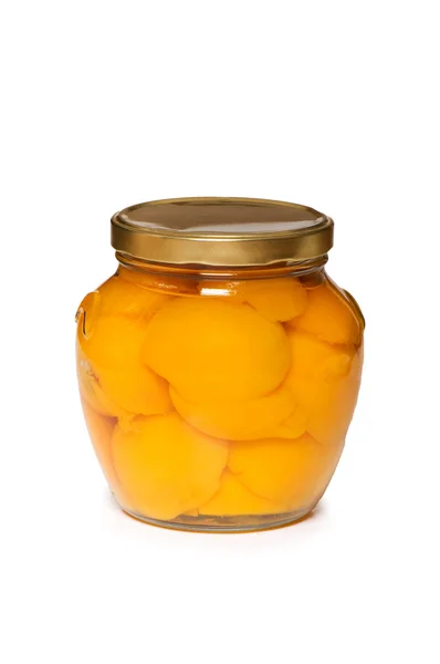 Frasco com pêssegos isolados no branco — Fotografia de Stock