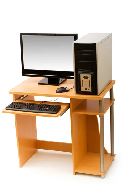 计算机和孤立在白色的办公桌 — 图库照片