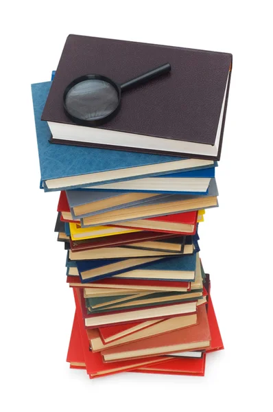 Lente d'ingrandimento sopra la pila di libri — Foto Stock