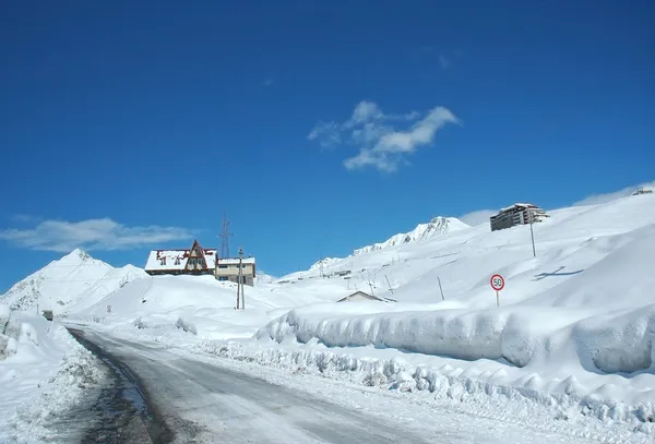 Winterlandschap met weg- en huizen — Stockfoto