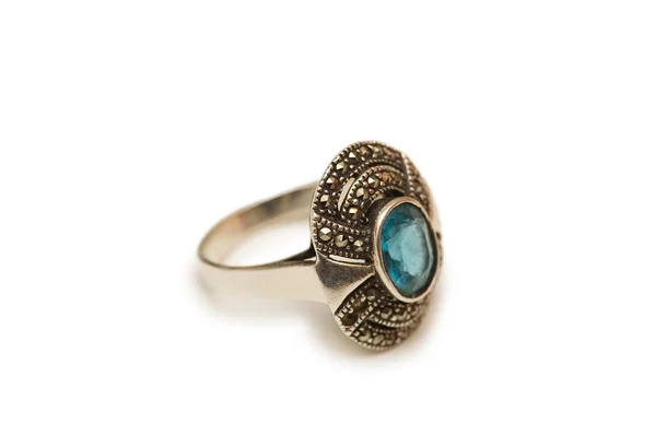 Серебряное кольцо на белом бэкгре — стоковое фото