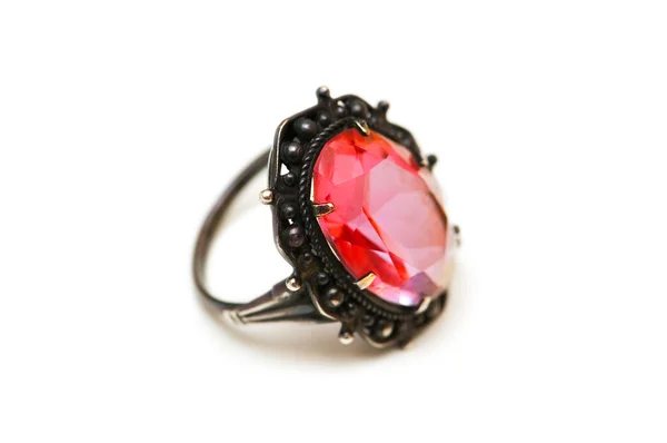 Anello con pietra rossa isolata sul merletto — Foto Stock