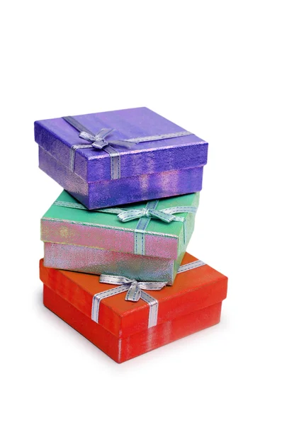 Drei Geschenkboxen isoliert auf dem weißen b — Stockfoto