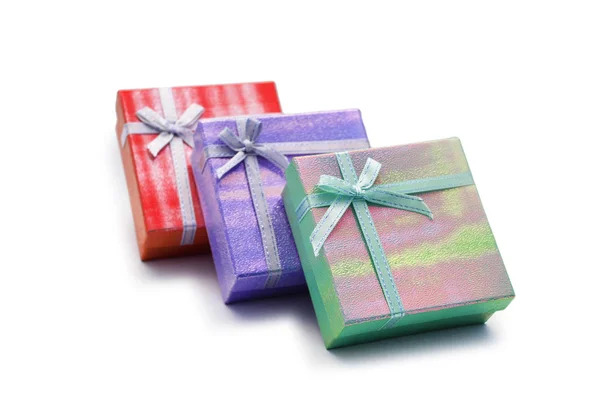 Drie geschenk dozen geïsoleerd op de witte — Stockfoto