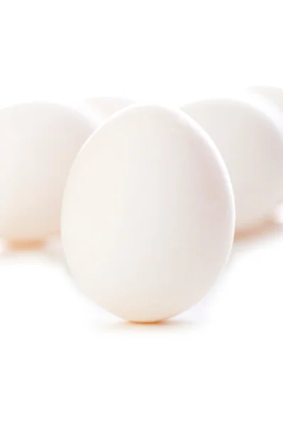 Los huevos sobre blanco - la profundidad superficial del campo —  Fotos de Stock