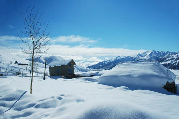 Case e montagne sotto la neve — Foto Stock