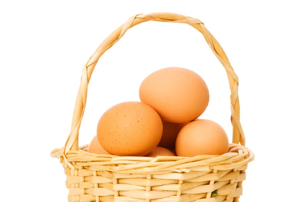 Корзина, полная яиц, изолированных на белом — стоковое фото