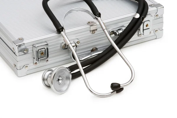 Stetoscopio e caso isolati sul whi — Foto Stock
