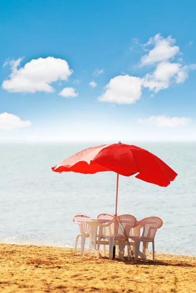 Τραπέζι, καρέκλες και ομπρέλα στην παραλία — Φωτογραφία Αρχείου