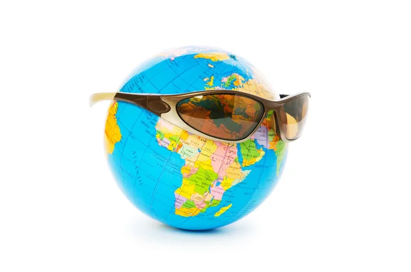 Wereldbol met zonnebril geïsoleerd — Stockfoto