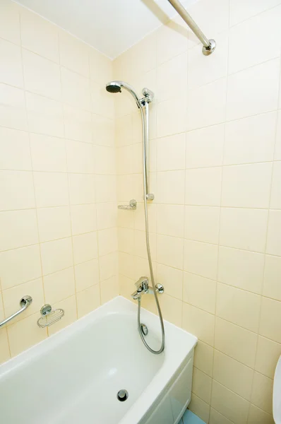 Banheira e chuveiro no banheiro — Fotografia de Stock