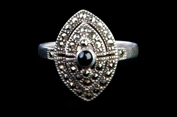 珠宝首饰戒指被隔绝在黑色 — 图库照片