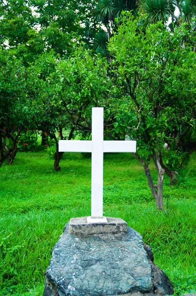 Cross at the grave — Stock Photo, Image
