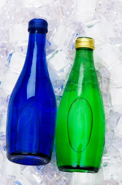 氷の水の緑の瓶 — ストック写真