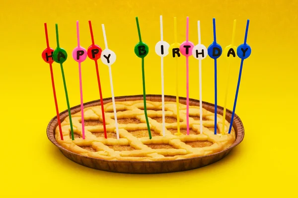 Joyeux anniversaire bougies dans la tarte — Photo