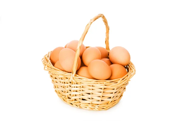 Cesta llena de huevos aislados en blanco — Foto de Stock