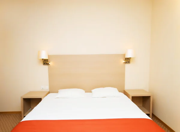 Διπλό κρεβάτι στο δωμάτιο του ξενοδοχείου — Φωτογραφία Αρχείου