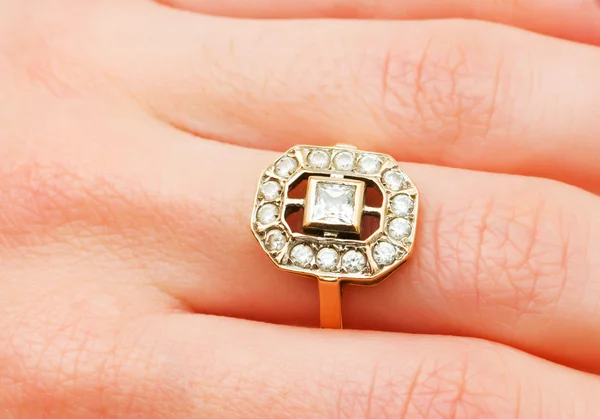 Hand mit goldenem Ring — Stockfoto