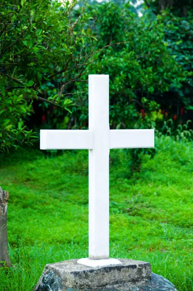 Kříž u hrobu — Stock fotografie