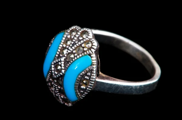 Ювелирное кольцо, изолированное на черном — стоковое фото