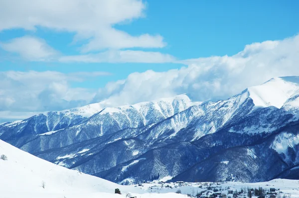 Hoge bergen onder sneeuw in de winter — Stockfoto