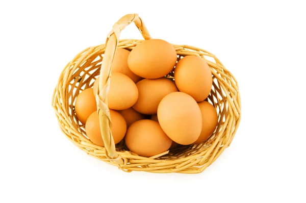 Sepet yumurta üzerinde beyaz izole dolu — Stok fotoğraf