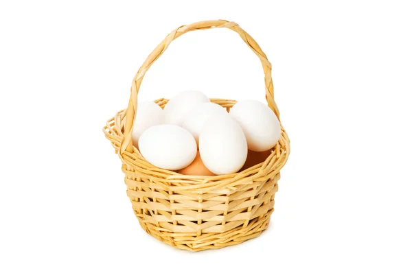 Korb voller Eier isoliert — Stockfoto
