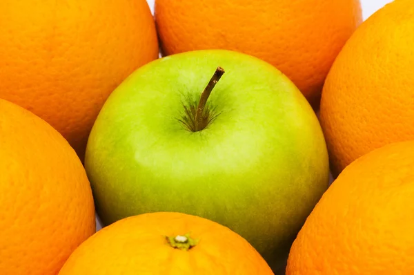 オレンジとりんごのクローズ アップ — ストック写真