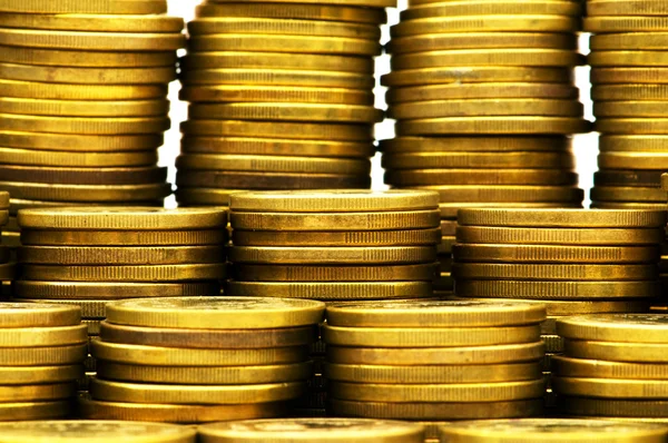 Fechar as pilhas de moedas de ouro — Fotografia de Stock