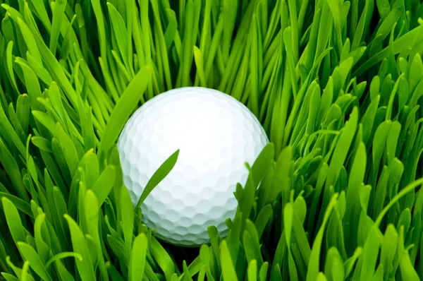 Golf piłka na zielonej trawie — Zdjęcie stockowe