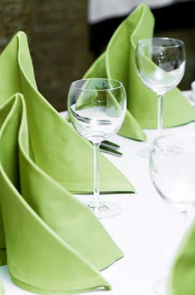 Copas de vino sobre la mesa — Foto de Stock
