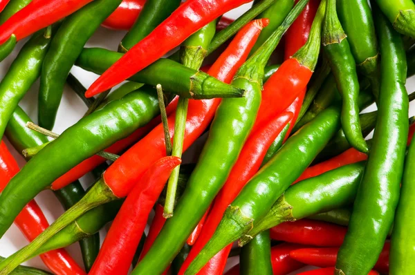 Piros és zöld chili paprika — Stock Fotó