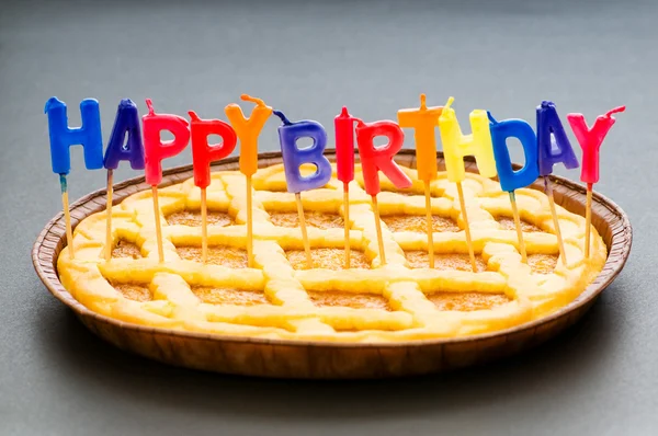 Happy Birthday Kerzen in der Torte — Stockfoto