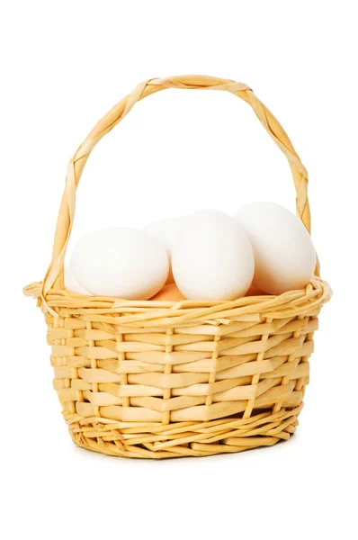 Cesto pieno di uova isolate su bianco — Foto Stock