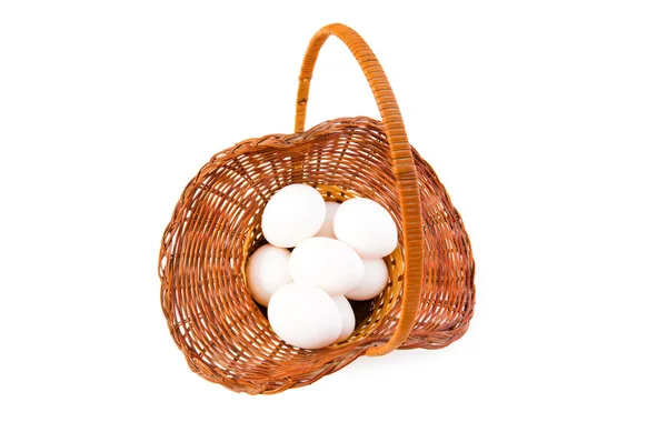 Cesta cheia de ovos isolados em branco — Fotografia de Stock
