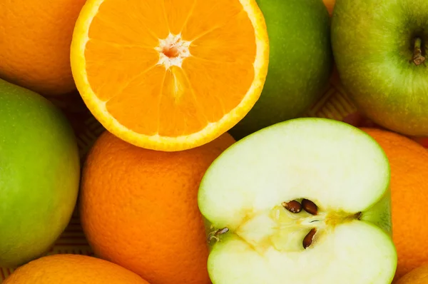 Close-up van half gesneden sinaasappels en appels — Stockfoto