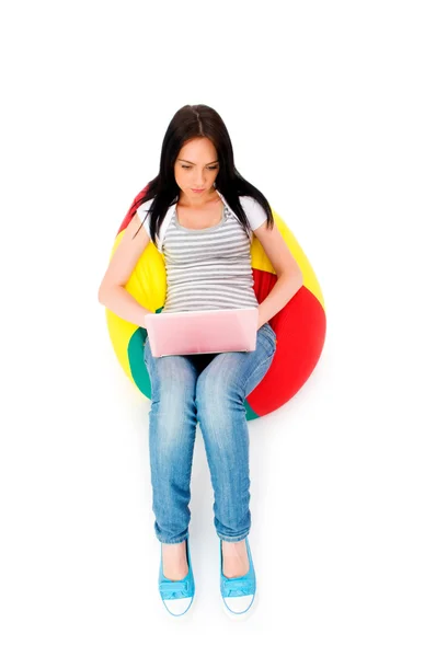 Dziewczyna pracuje na laptopie na białym tle — Zdjęcie stockowe