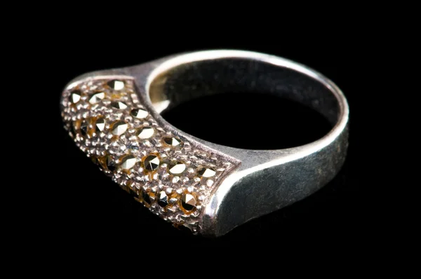 Siyah üzerine izole mücevher yüzük — Stok fotoğraf