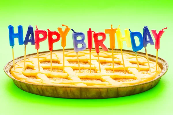 Feliz cumpleaños velas en el pastel — Foto de Stock